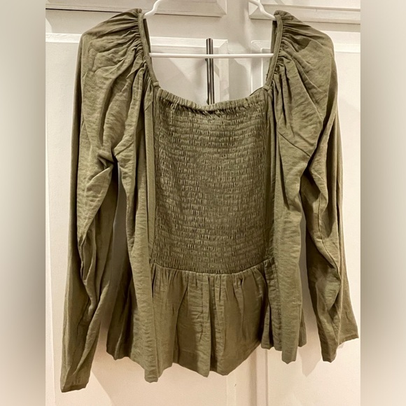 VICI woman’s olive green top, size M - Picture 6 of 7